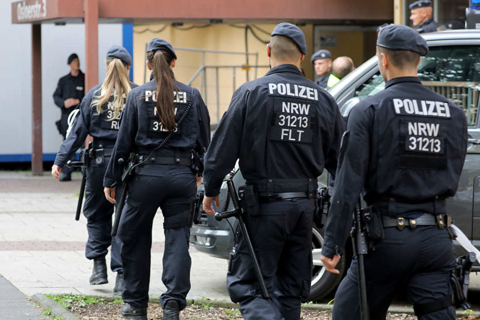 Polizisten sicherten am Freitag den Wohnblock.