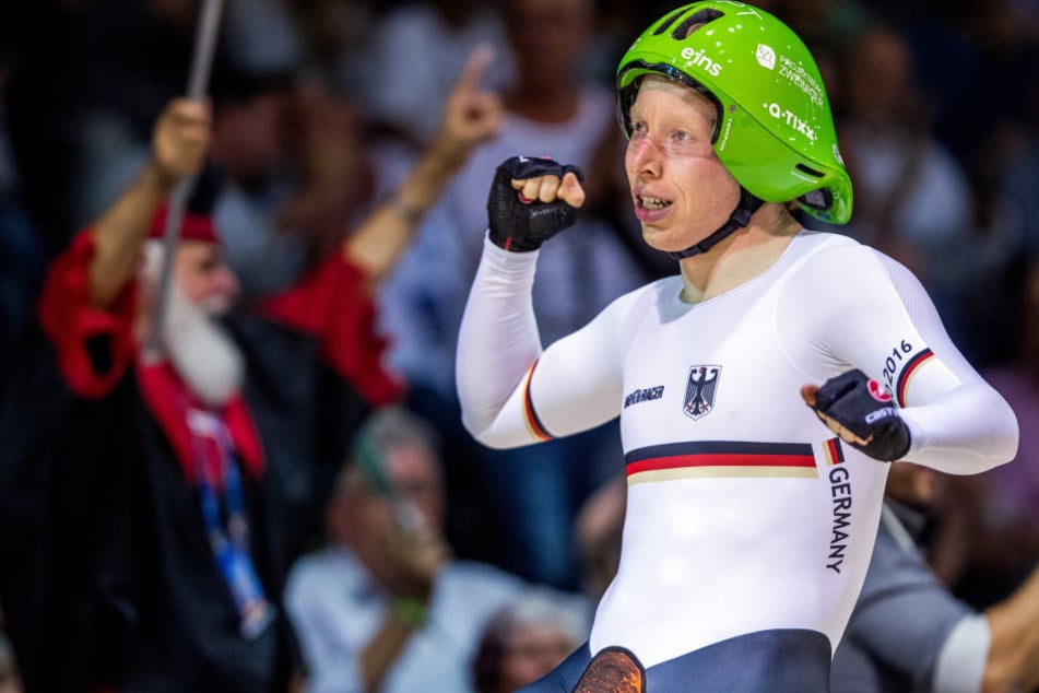 Joachim Eilers jubelt über Silber im 1000-Meter-Zeitfahren.