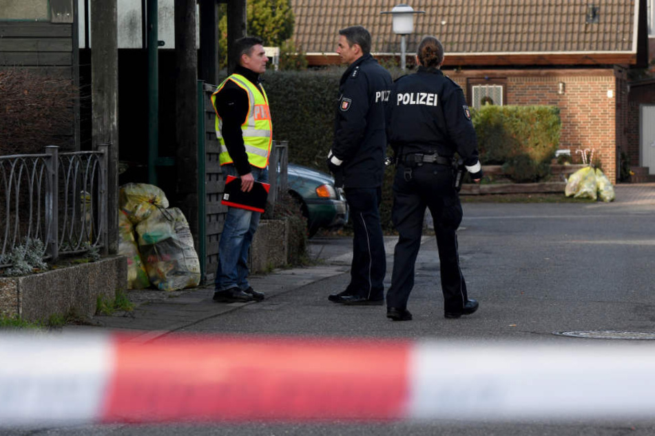 Die Polizei hat den Tatort abgesperrt und sucht nach Spuren.