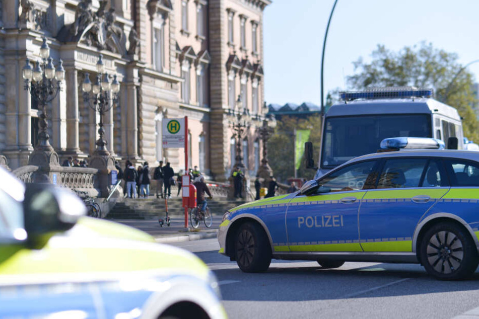 Vor dem Hamburger Landgericht hat sich ein Mann am Dienstagvormittag mutmaßlich selbst mit einem Messer verletzt.