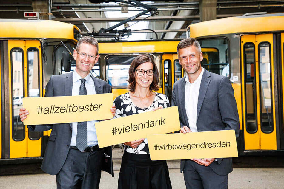 Freuen sich über zufriedene Gäste: Die DVB-Vorstände Andreas Hemmersbach (51, l.), Lars Seiffert (50) sowie VVO-Marketingleiterin Gabriele Clauss (47).