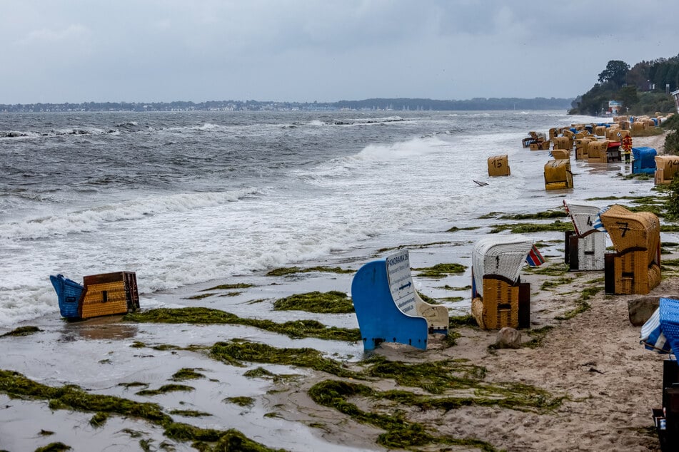 An der Ostseeküste in der Kieler und Lübecker Bucht wird nach der Vorhersage eine schwere Sturmflut erwartet. Die Flutwellen erwischen bereits einige Strandkörbe in der Kiel-Schlicksee