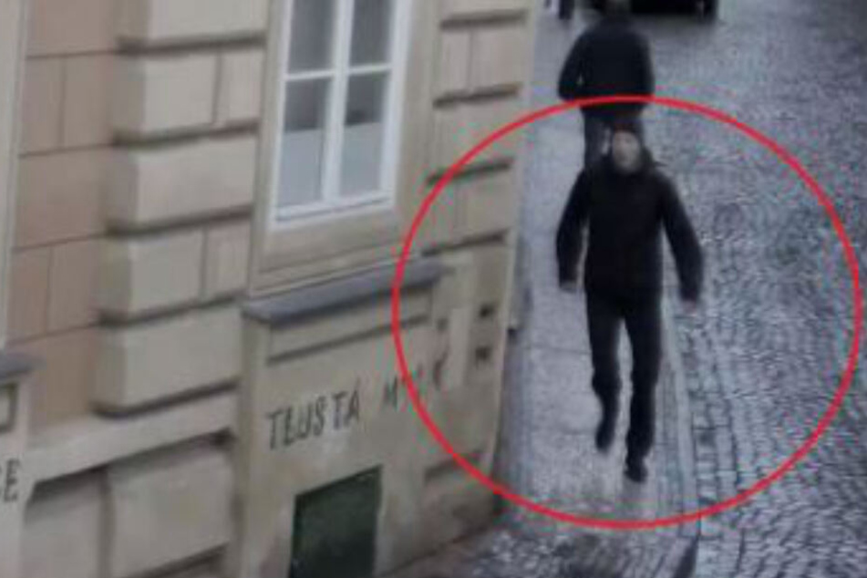 Mann schneidet Frauen in Straßenbahnen die Haare ab