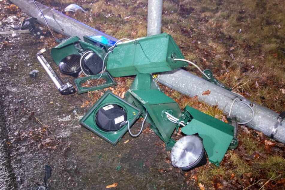 Die Ampel wurde durch den Zusammenprall aus dem Boden gerissen.
