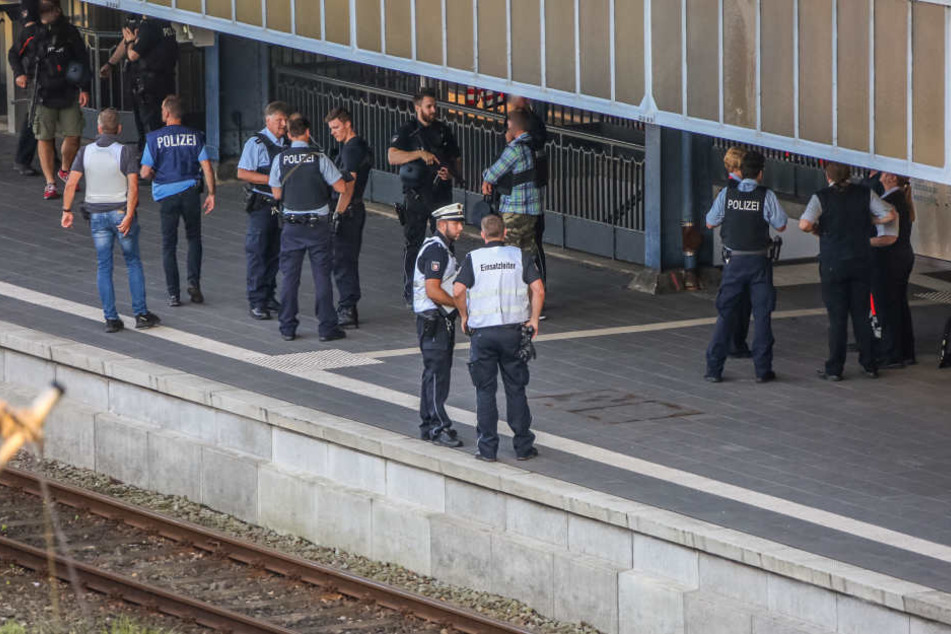 Polizisten sichern nach der Tat den Bahnsteig am Flensburger Hauptbahnhof. (Archivbild.)