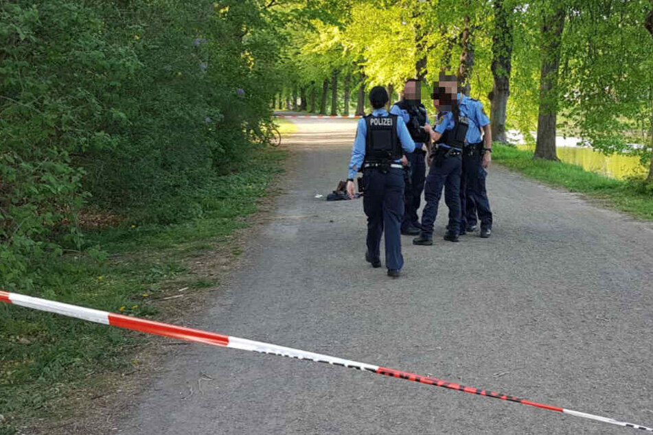 Die Polizei hat den Tatort abgesperrt, sichert Spuren und befragt Zeugen.