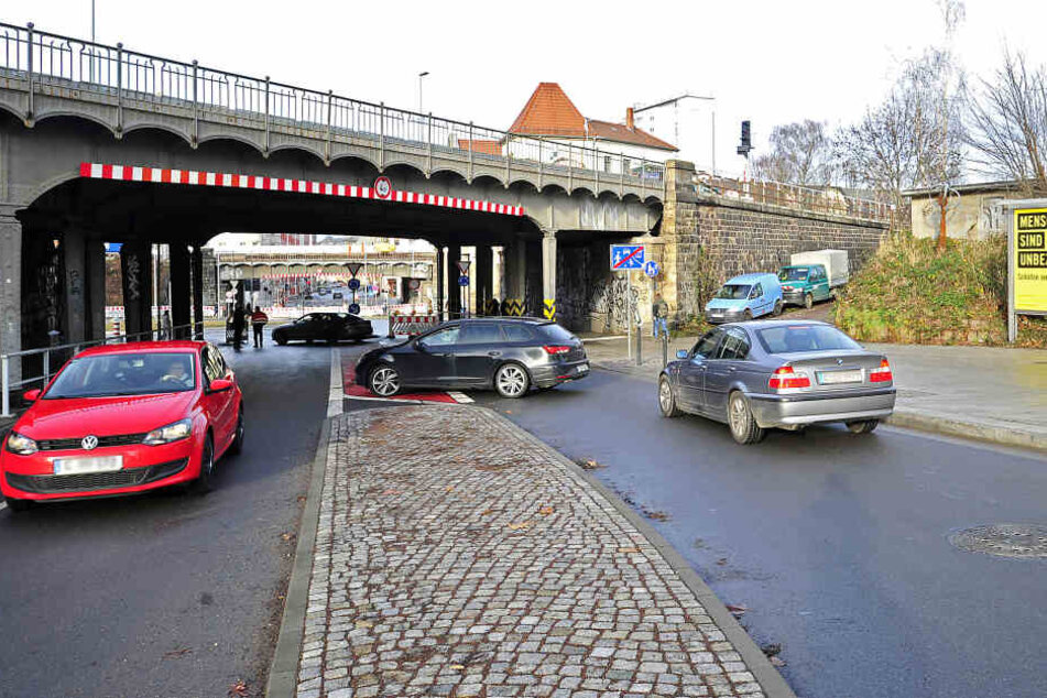 Bitte wenden: Autofahrer wussten nichts von der neuen Baustelle am Kreisverkehr in der Reichenhainer Straße.