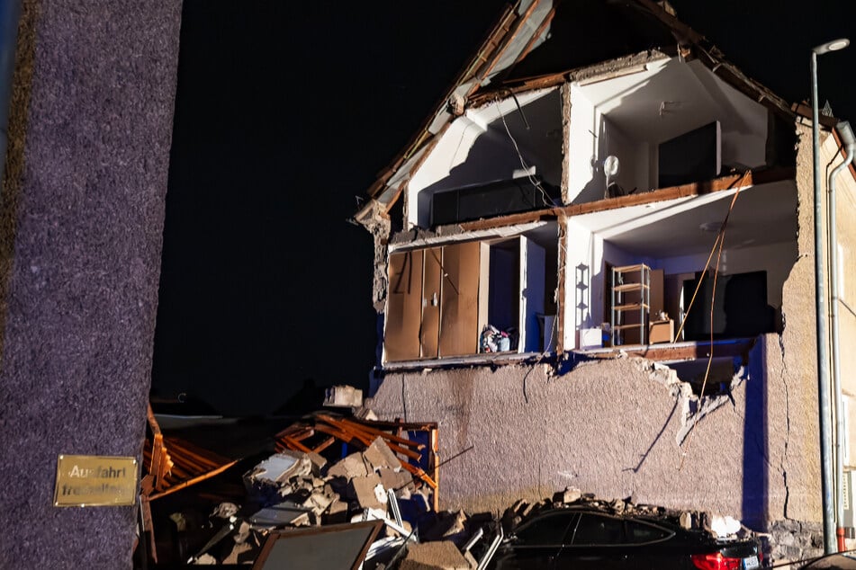 Schweres Unwetter in Rheinland-Pfalz: Frau von Baum erschlagen, Haus-Fassaden zertrümmert