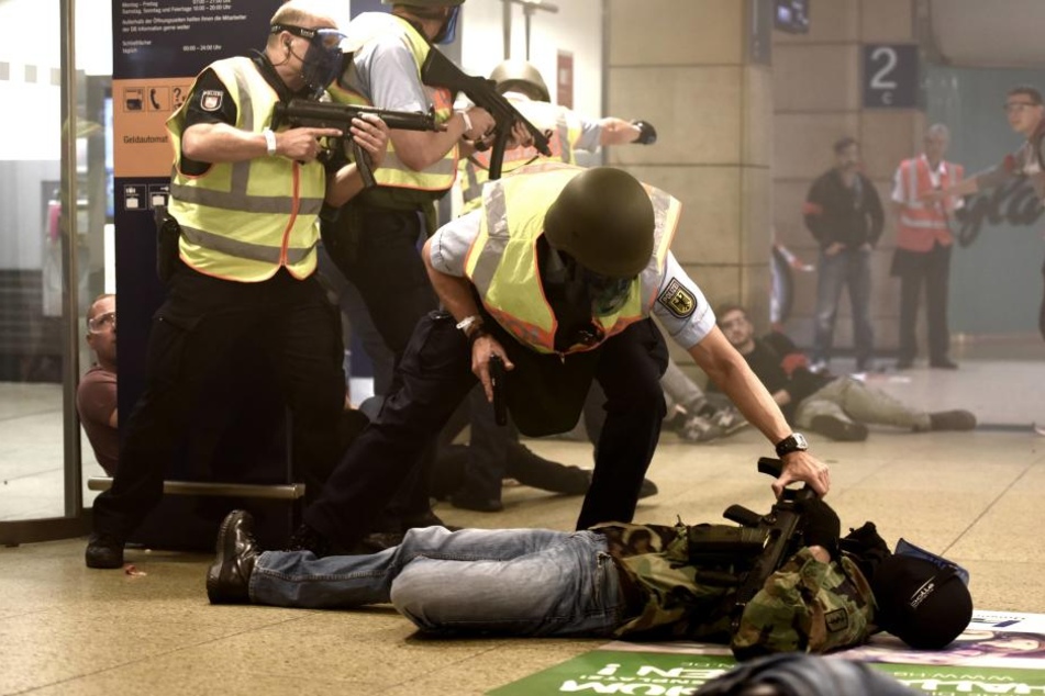 Einsatzkräfte im Hauptbahnhof.