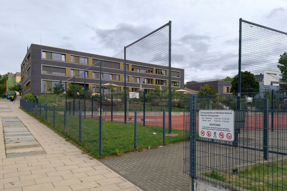 Der öffentliche Sportplatz am südlichen Sonnenberg ist wegen Bauarbeiten geschlossen.