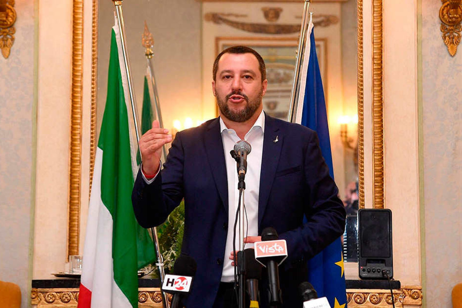 Italiens Innenminister Salvini hat angekündigt, zwei deutsche Rettungsschiffe von italienischen Häfen abzuweisen. Darunter soll auch das Schiff "Seefuchs" sein.
