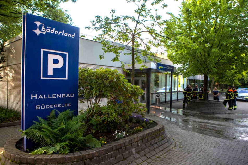 Das Wasser lief bis auf den Parkplatz des Schwimmbads.
