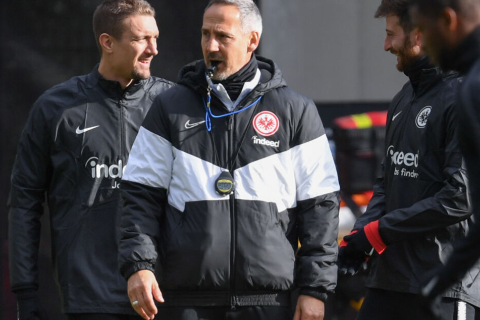 Coach Adi Hütter (Mi.) beim Training der Eintracht. Neben ihm Neuzugang Stefan Ilsanker (Li.) und Kapitän David Abraham (Re.).