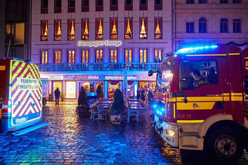 Der Löschzug der Feuerwehr fährt mit Blaulicht vorm "Classico Italiano" auf dem Neumarkt vor.