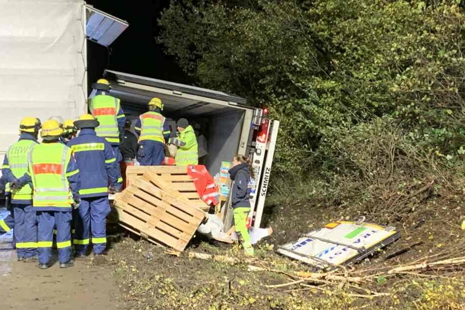 Die Aufräumarbeiten an der A3 zogen sich bis in den Montagmorgen hinein.