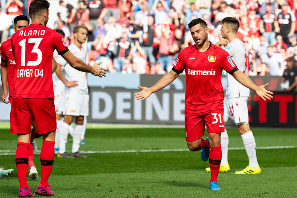 Leverkusens Stürmer Kevin Volland (vorne-rechts) bejubelt seinen Treffer zum 1:0.
