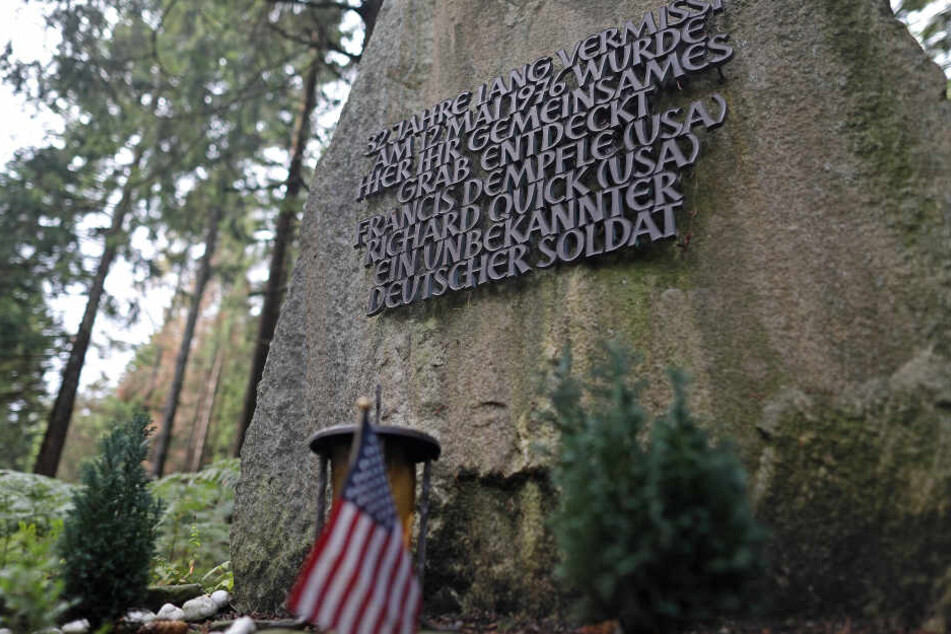 Ein Gedenktstein für eine gefallenen, amerikanischen Soldaten steht am Ochsenkopf im Wald.