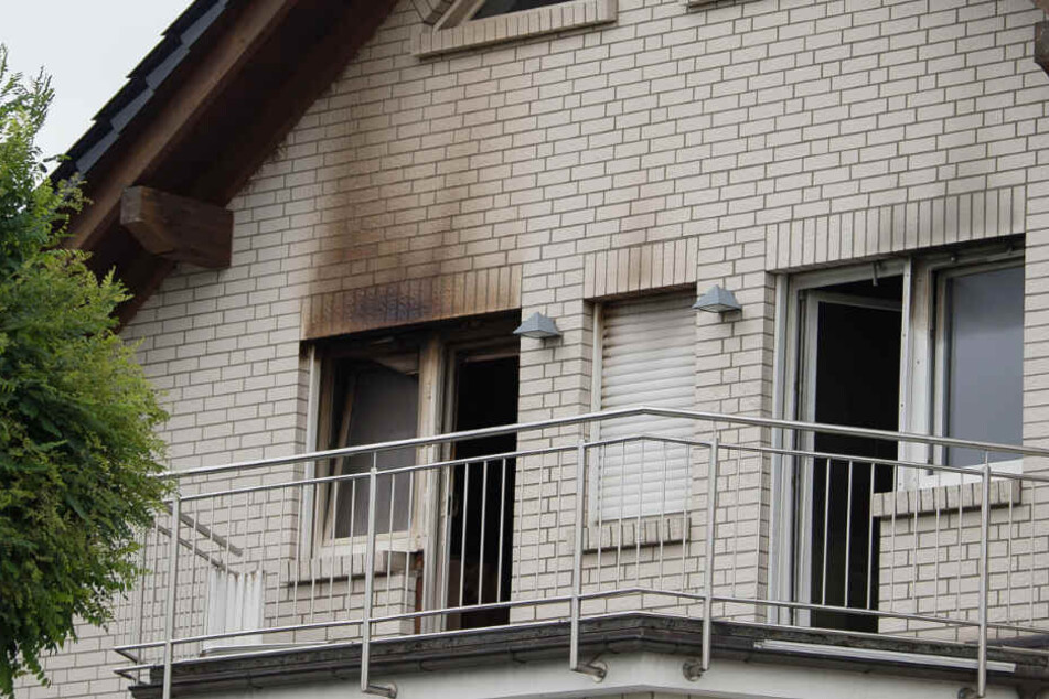 Die Aufnahme zeigt das Einfamilienhaus unmittelbar nach dem Brand im August 2018.