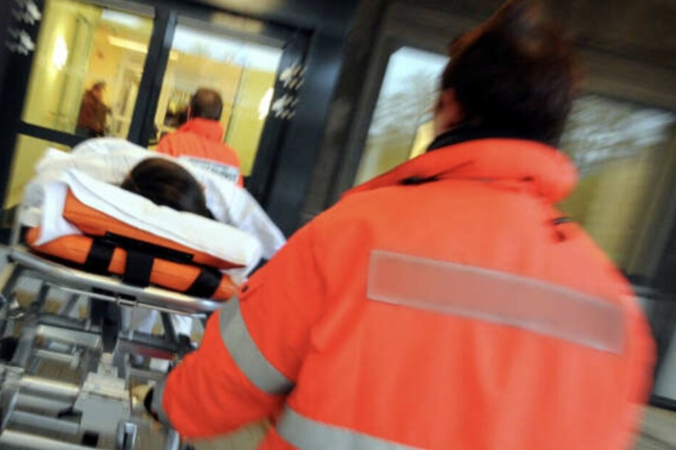 Die Kinder wurden von Rettungskräften in ein Krankenhaus gebracht. (Symbolbild)