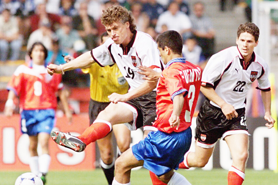 Toni Polster (l.) bei einem Spiel der ÖFB-Auswahl gegen Chile bei der WM 1998. Für Österreich erzielte der heute 59-Jährige insgesamt 44 Tore. (Archivbild)