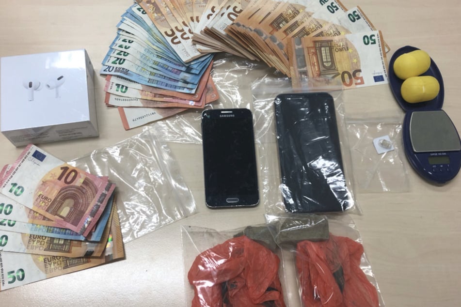 Drogen und eine Menge Bargeld fischten die Beamten aus dem Rucksack des Dealers.