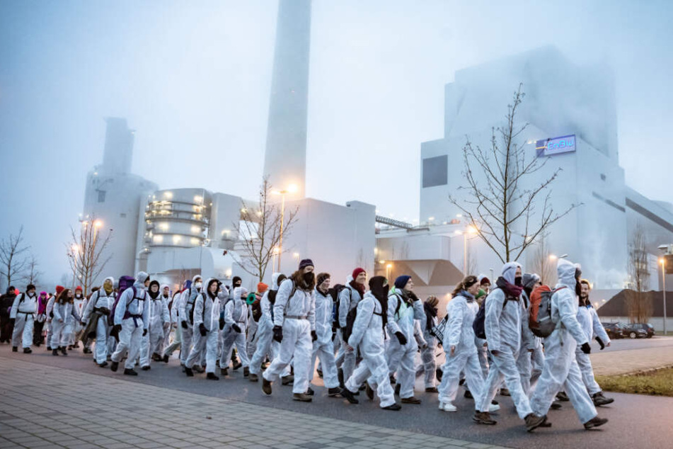 Kohlegegner des Bündnisses "Ende Gelände" am Samstag vor dem Rheinhafen-Dampfkraftwerk in Karlsruhe.