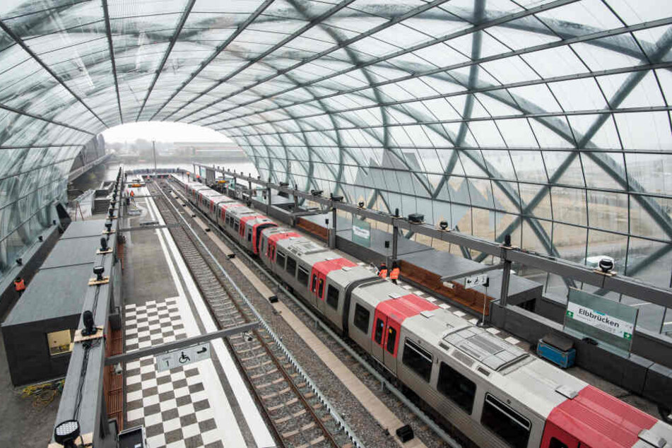 Eine U-Bahn steht in der neuen Station "Elbbrücken".