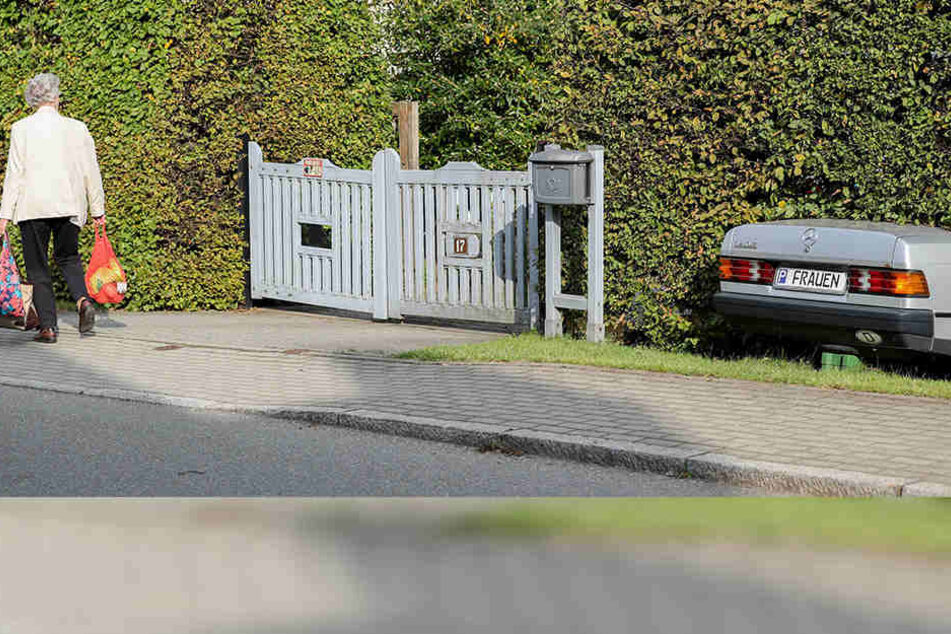 Böse ausgeheckt: Das Mercedes-Hinterteil ist nur Attrappe, die Botschaft aber lautet: Frauen können nicht einparken. Die Passantin links im Bild scheint davon ungerührt.