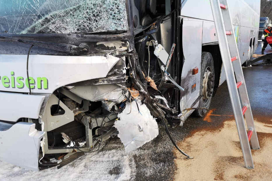 Ein Bus wurde bei einem Unfall bei Wertach in Bayern schwer beschädigt.