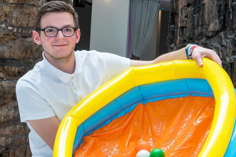 Erik Neubert (21) macht auf 875 Bällen wichtige Daten zur Stadtgeschichte greifbar.