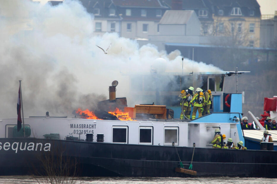Das Schiff brannte lichterloh.