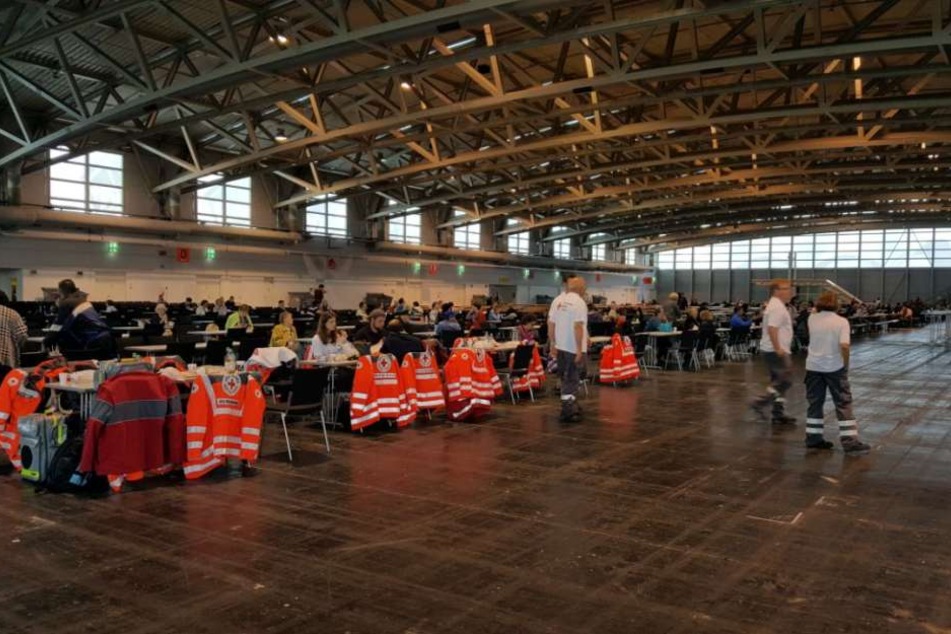 Evakuierte in einer Messehalle: Die Stadt hat mehrere Betreuungsstellen für die Betroffenen eingerichtet.