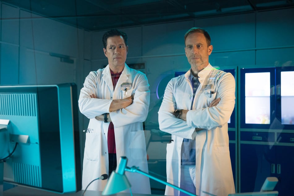 Dr. Philipp Brentano (Thomas Koch, 54, l.) ist für seinen Freund Dr. Kai Hoffmann (Julian Weigend, 54, r.) da. (Archivbild)
