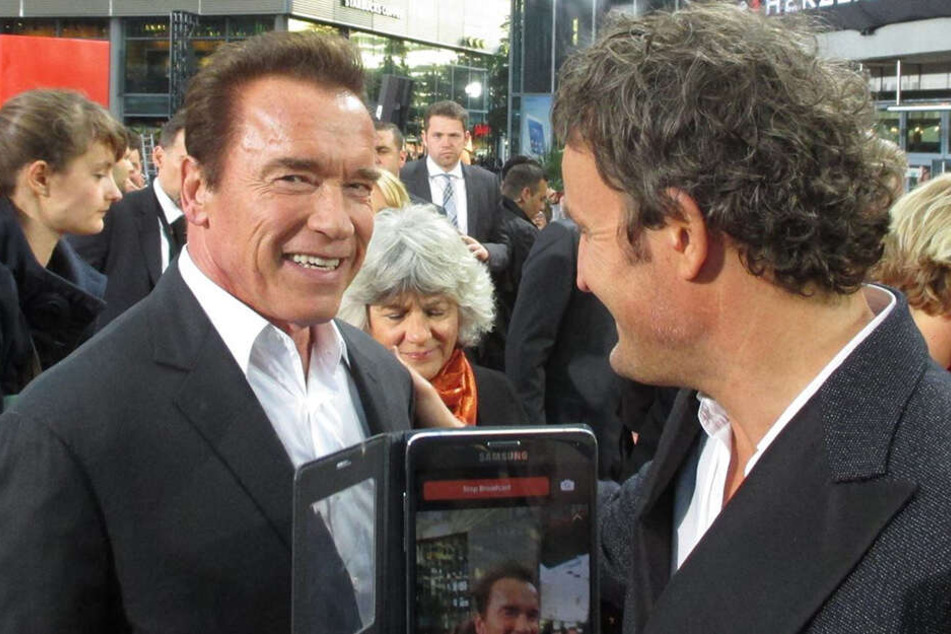Einmal recht freundlich bitte: Arnold Schwarzenegger (l.) lächelt auf der Europapremiere am 21. Juni 2015 im Sony Center in Berlin bei der Vorstellung von "Terminator Genisys" mit seinem damaligen Co-Star Jason Clarke in die Kamera.