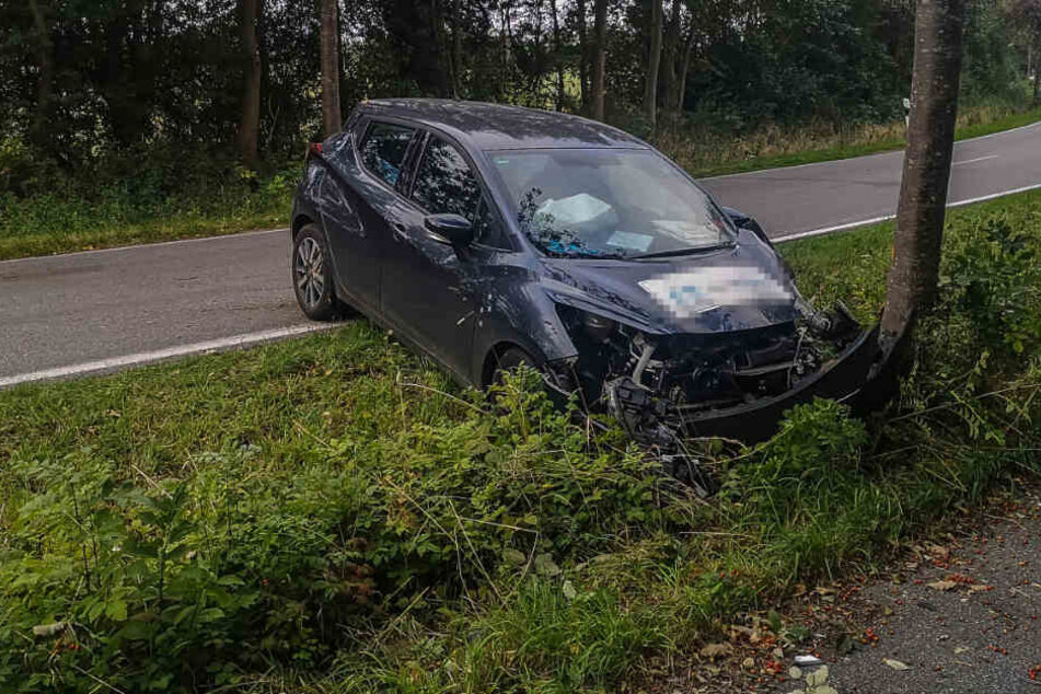 Das Auto krachte gegen einen Baum.