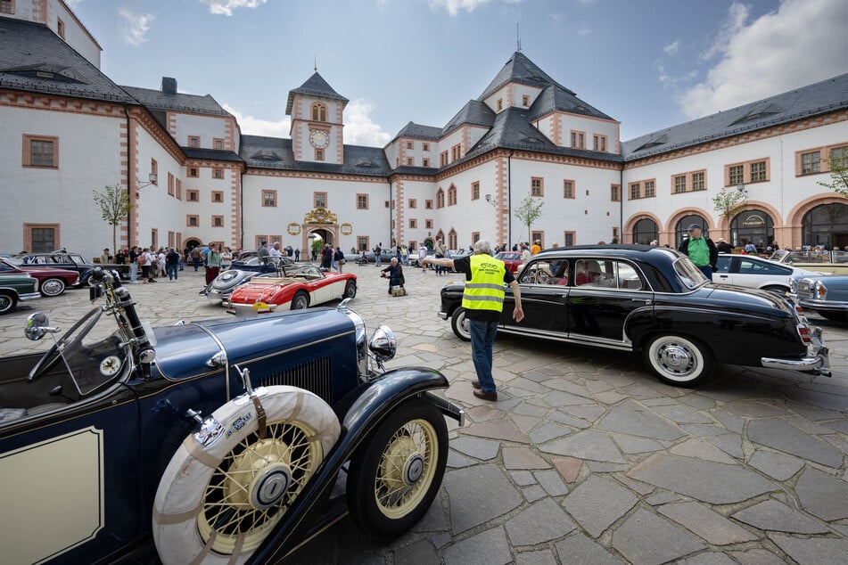 Etwa 100 Oldtimer waren am Freitagmittag auf dem Schloss Augustusburg zu sehen.
