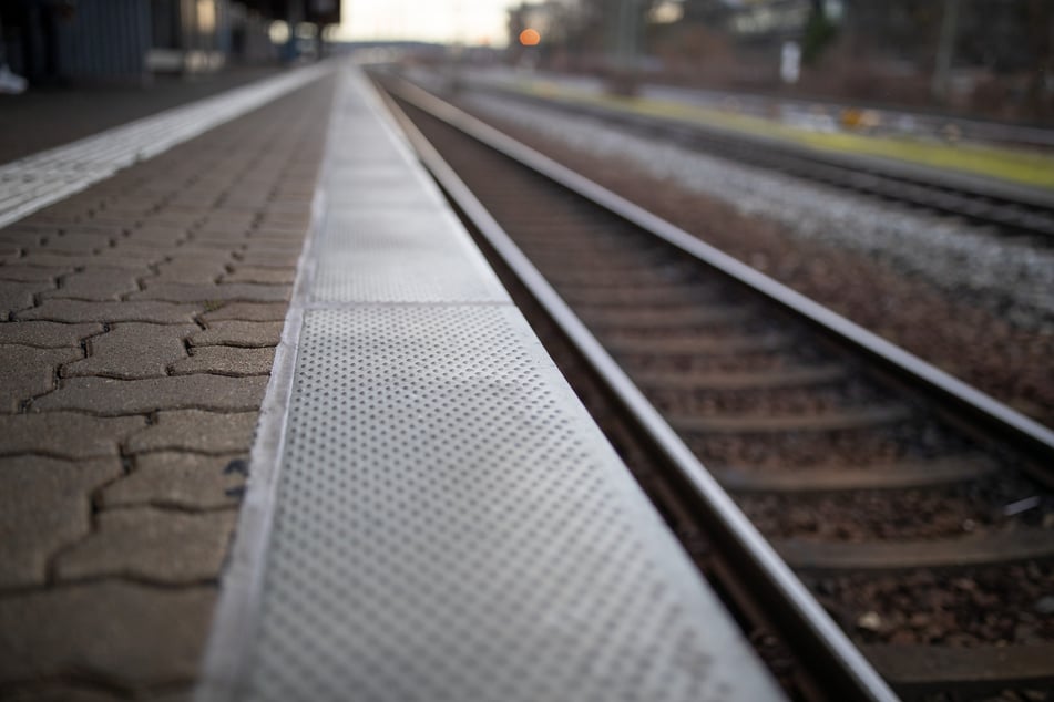 Eine männliche Person sei zwischen eine Regionalbahn und die Bahnsteigkante geraten, hieß es. (Symbolbild)