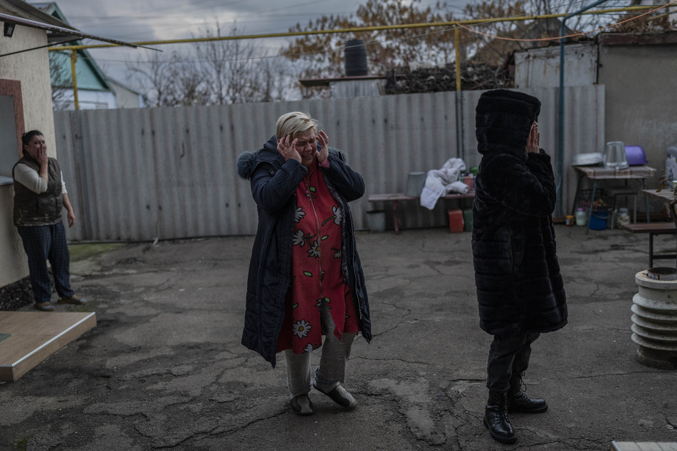 Natalia Voblikova (M) aus Cherson reagiert auf die Nachricht, dass ihr Sohn während der Kämpfe in der Stadt schwer verletzt wurde. Ärzte müssen bei der Versorgung von Verletzten mit einem Mangel an Wasser, Strom und fehlender Ausrüstung zurechtkommen.