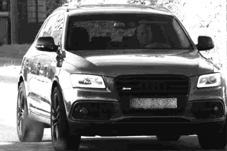 Der Wagen des Vermissten, ein Audi SQ5, wurde in der Nacht zum 26. Oktober brennend auf einem Parkplatz in Geesthacht an der Elbuferstraße entdeckt.