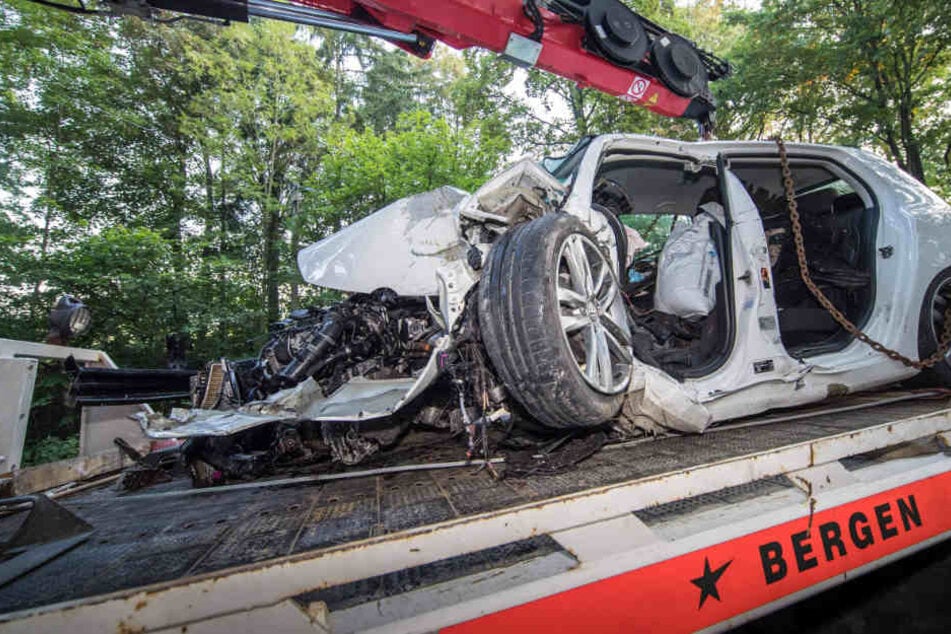 VW kracht gegen Baum: 18-Jähriger schwer verletzt