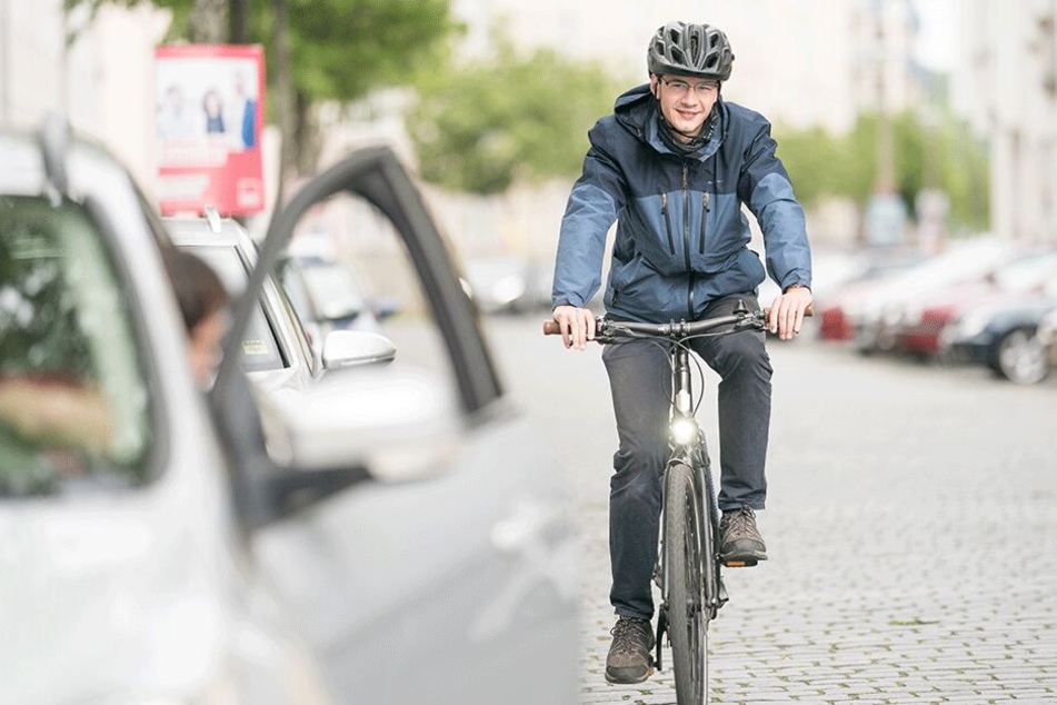 Der "Holländer-Griff" "zwingt" Autofahrer zum Schulterblick, erhöht so die Sicherheit für Radler.