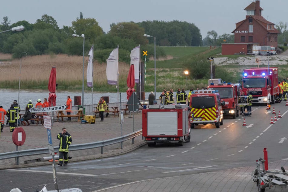 Die Feuerwehr ist mit zahlreichen Einsatzkräften vor Ort.