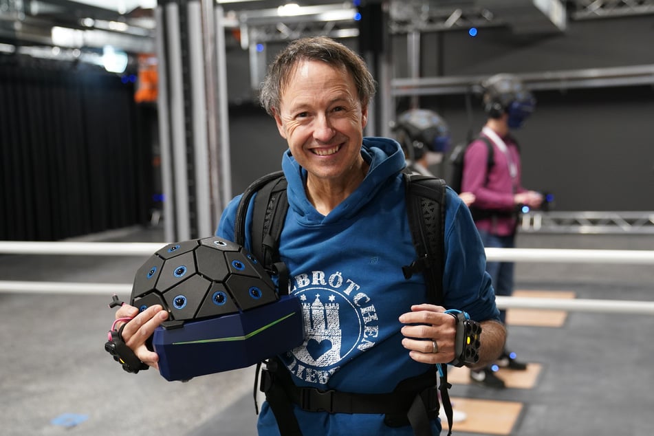 Frederik Braun (58), Mitgründer des Miniatur Wunderlands, testete hier die Virtual-Reality-Attraktion "Yullbe" vom Wunderland. (Archivbild)