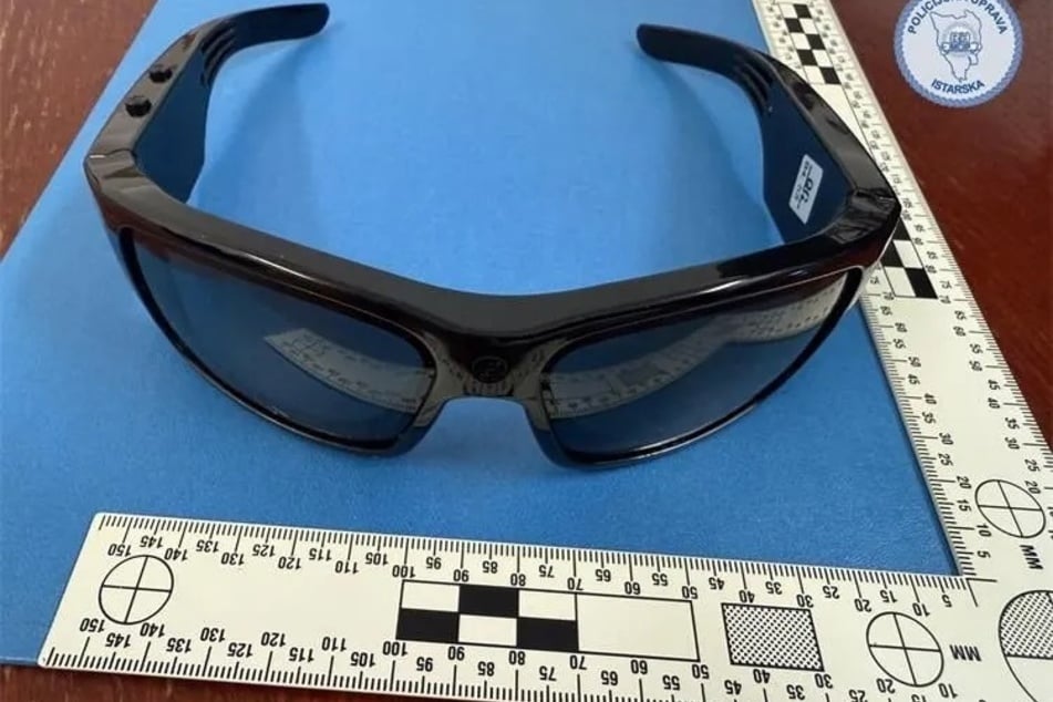 Un Italienais de 51 ans aurait filmé en secret plusieurs enfants avec ses lunettes de soleil.