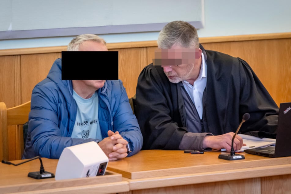 Roland F. (61, l.) wurde zu einer Freiheitsstrafe auf Bewährung verurteilt.