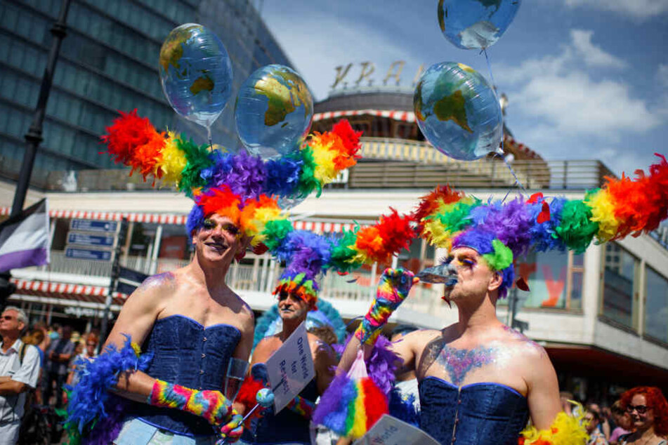 Kostümierte Teilnehmer feiern auf der Parade zum Christopher Street Day vor dem Cafe Kranzler am Kurfürstendamm.