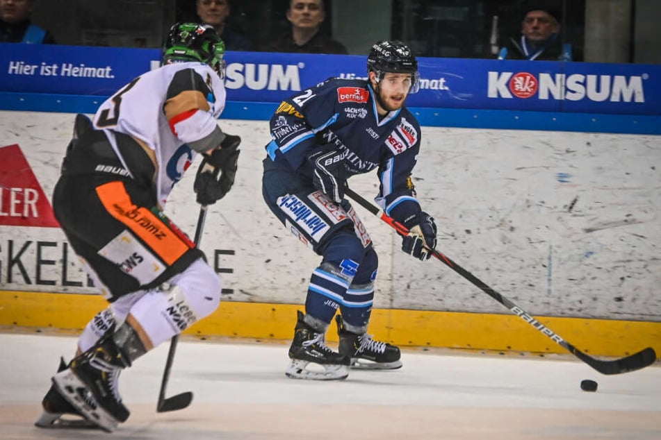Eislöwe Elvijs Biezais (r.) hatte zwar den Blick für Kevin Lavallee beim 1:1, aber der Rest war viel Zufall im Offensivspiel.