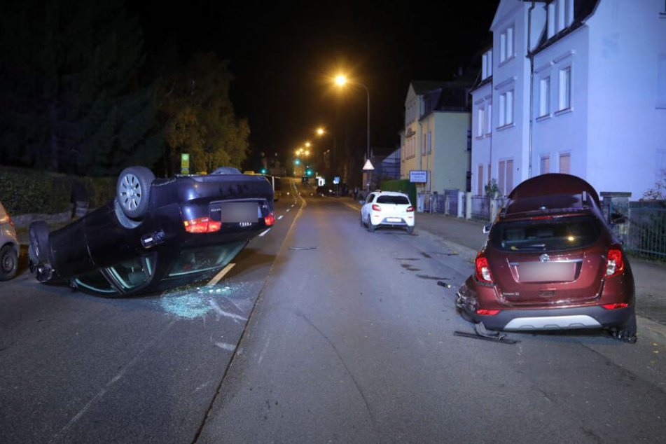 Der Audi kam auf dem Dach zum Liegen.