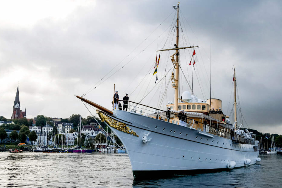 Die königliche Yacht "Dannebrog" läuft im Flensburger Hafen ein.