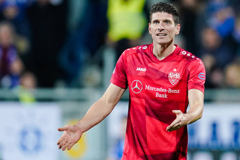 Mario Gomez hadert, nachdem sein vermeintlicher Treffer zum 2:1 wieder wegen einer äußerst knappen Abseitsstellung aberkannt wurde.